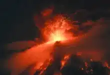 volcán de fuego entra en fase más explosiva y obliga a evacuar comunidades en guatemala