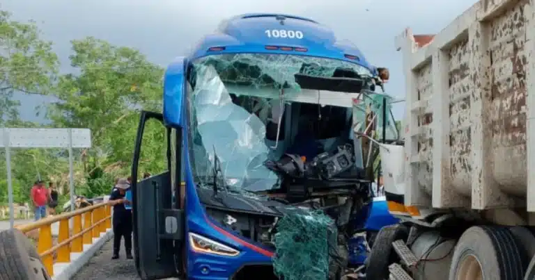 accidente entre camión de volteo y unidad aexa deja nueve lesionados en mapastepec