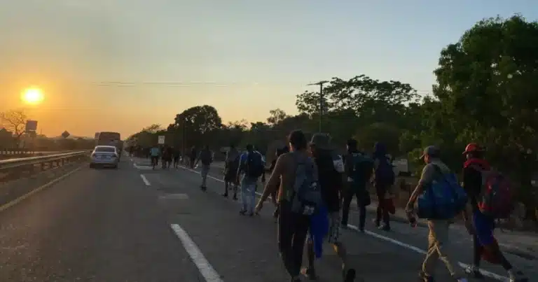 caravana migrante retoma marcha desde tapachula al norte del país