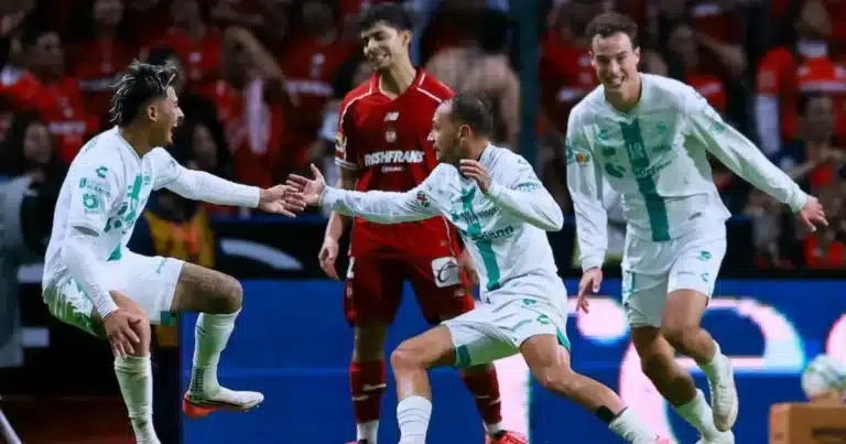 santos remonta y vence al líder toluca en el nemesio diez