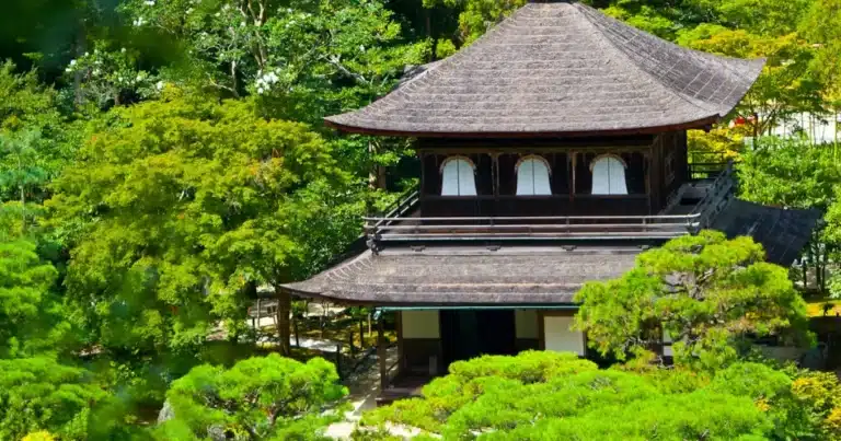 El legado brillante y austero de los pabellones de oro y plata en Japón