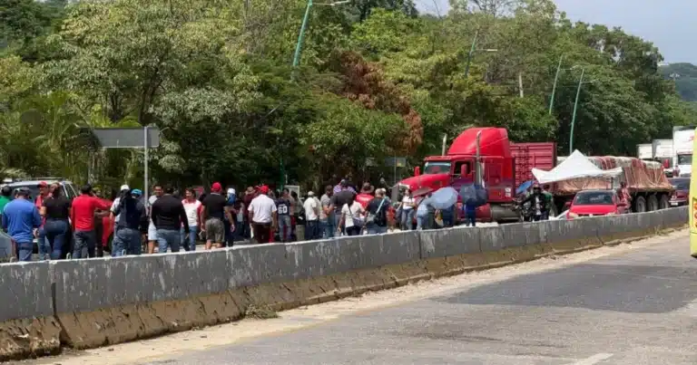 bloqueos de maestros colapsan accesos a tuxtla gutiérrez