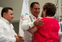 eduardo ramírez entrega la medalla al mérito “notaria laura martínez chanona”