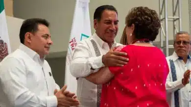 eduardo ramírez entrega la medalla al mérito “notaria laura martínez chanona”
