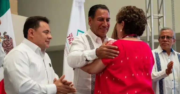 eduardo ramírez entrega la medalla al mérito “notaria laura martínez chanona”