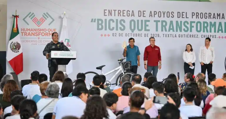 Eduardo Ramírez entrega Bicis que Transforman a estudiantes de Tuxtla Gutiérrez (Foto de cortesía)