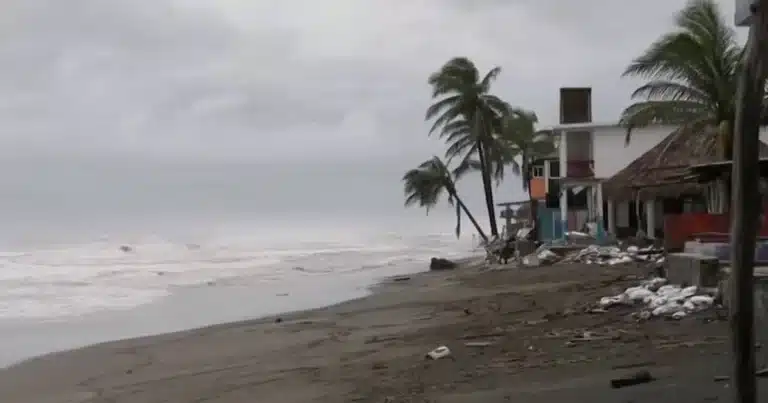 Tormenta Tropical Simón reportan vientos de 95 kmh y sigue bajo vigilancia