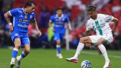 alan mozo provoca críticas al cantar con la afición de cruz azul1